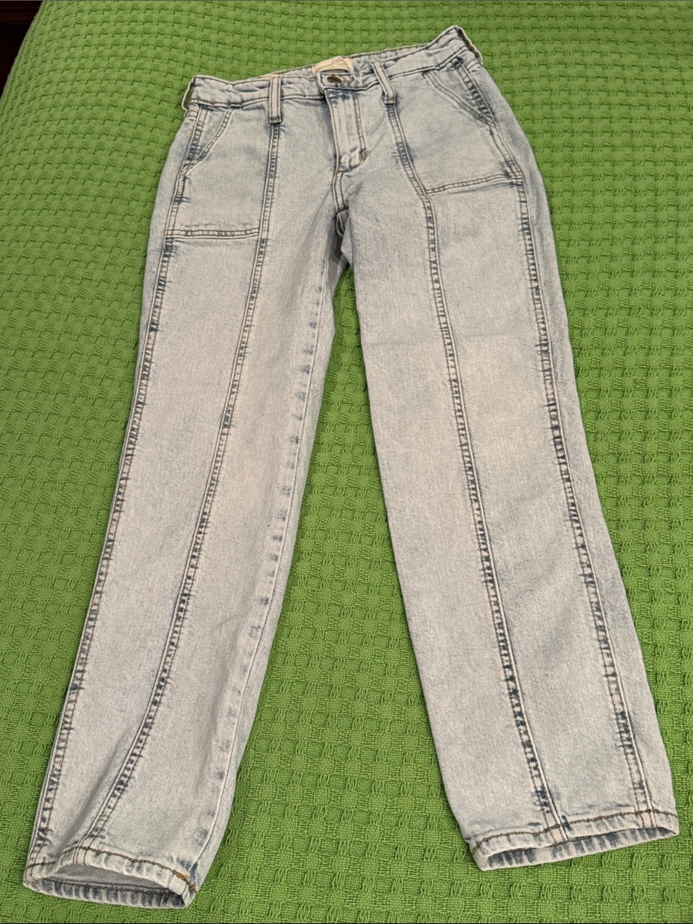 Universal Thread Light Blue Straight-Leg Jeans with Vertical Seams sz00 24R.